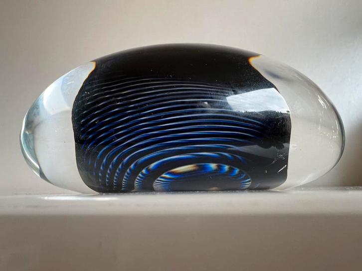 Vintage Kosta Boda Atelier Paperweight Blauw Spiraal Vallien, Antiek en Kunst, Kunst | Designobjecten, Ophalen of Verzenden