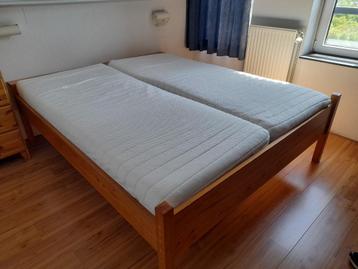 Tweepersoonsbed met of zonder matrassen beschikbaar voor biedingen