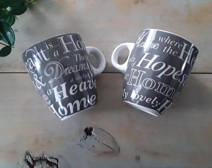 2 mokken / bekers met tekst, o.a. Home heaven hopes dreams g, Huis en Inrichting, Keuken | Servies, Zo goed als nieuw, Kop(pen) en/of Schotel(s)