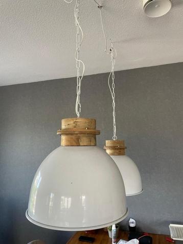 Twee hanglampen beschikbaar voor biedingen