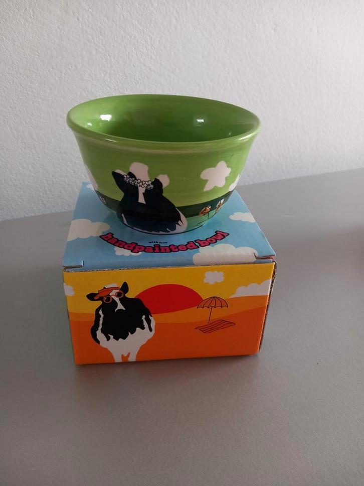 Handgeschilderde Kom met Koeienmotief, Huis en Inrichting, Woonaccessoires | Schalen en Manden, Nieuw, Schaal, Rond, Porselein of Keramiek