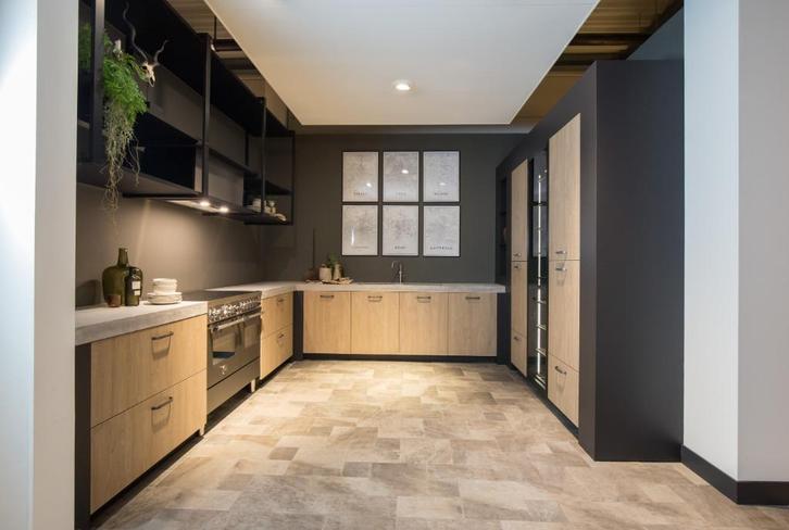 Moderne houtlook keuken met industriële uitstraling, Huis en Inrichting, Keuken | Complete keukens, Nieuw, U-keuken, Overige kleuren