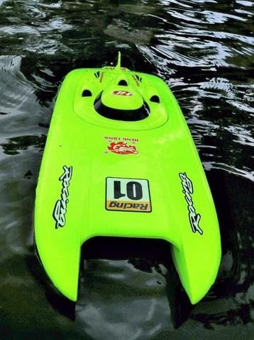 Need For Speed? Wendbare Vrijwel Onzinkbare Racecatamaran. beschikbaar voor biedingen