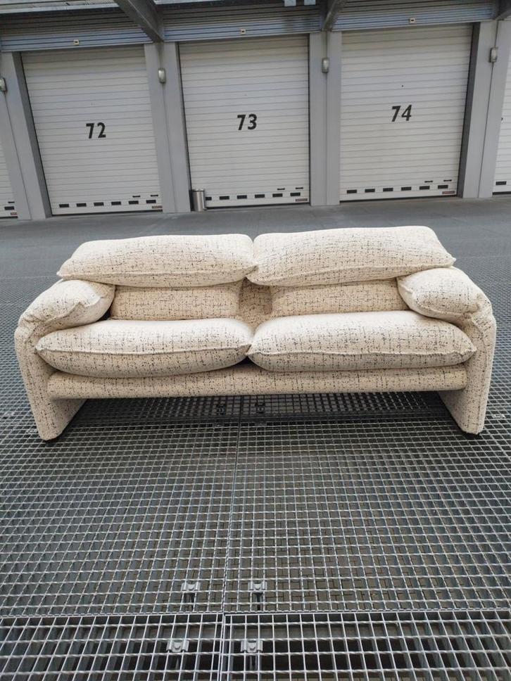 Cassina maralunga 40 2 zits bank op bestelling leverbaar, Huis en Inrichting, Banken | Complete zithoeken, Zo goed als nieuw, Stof
