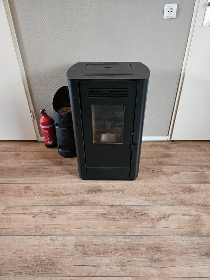Pelletkachel - Weinig gebruikt + buizen, Huis en Inrichting, Kachels, Zo goed als nieuw, Vrijstaand, Pelletkachel, Hout, Ophalen of Verzenden
