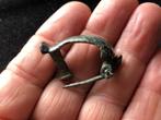 Bodemvondst Romeinse Boog FIBULA originele mantelspeld oud!, Antiek en Kunst, Verzenden