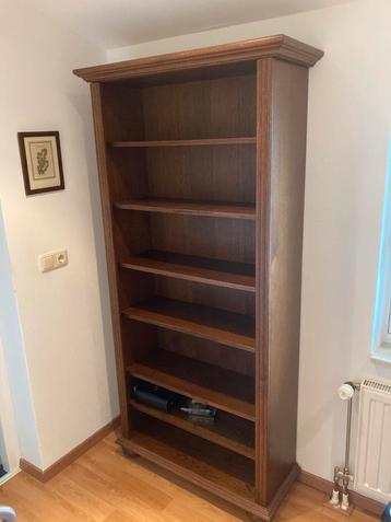 Mooie boekenkast in nieuwstaat beschikbaar voor biedingen