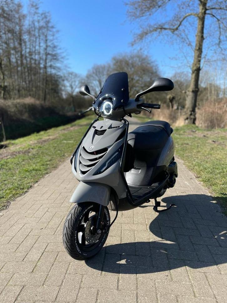 Piaggio zip Nardo Grey, Fietsen en Brommers, Scooters | Piaggio, Gebruikt, Zip, Maximaal 45 km/u, Benzine, Ophalen