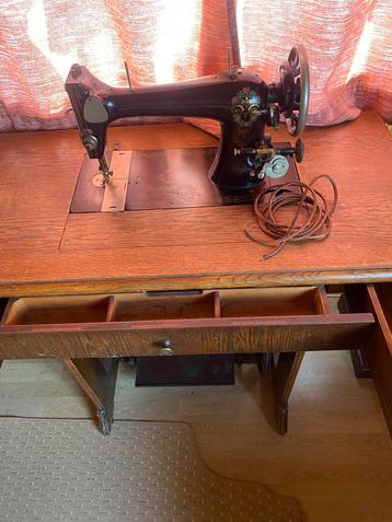 Vintage naaimachine bouwjaar 1962 beschikbaar voor biedingen