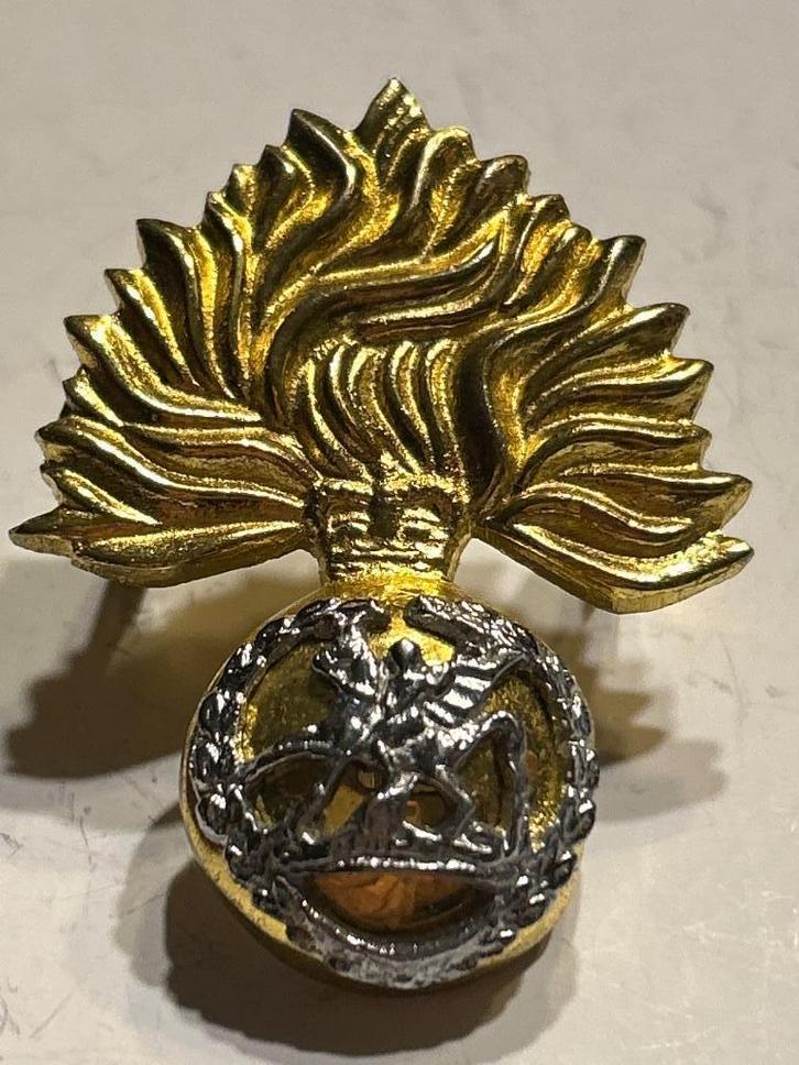 Origineel BritseRoyal Regiment of Fusiliers cap badge, Verzamelen, Militaria | Tweede Wereldoorlog, Landmacht, Embleem of Badge