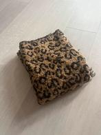 Grote sjaal panterprint, Kleding | Dames, Mutsen, Sjaals en Handschoenen, Ophalen, Zo goed als nieuw, Maat 46/48 (XL) of groter