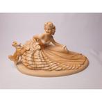 # Beeld vrouw en hond gesigneerd Eigendom CO made in holland, Ophalen