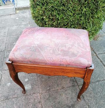 Leuk vintage kaptafel krukje beschikbaar voor biedingen