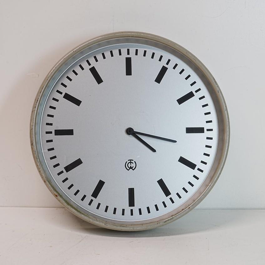 Vintage Nederlandse PTT wandklok op quartz uurwerk 11/1960., Ophalen of Verzenden, Gebruikt, Wandklok
