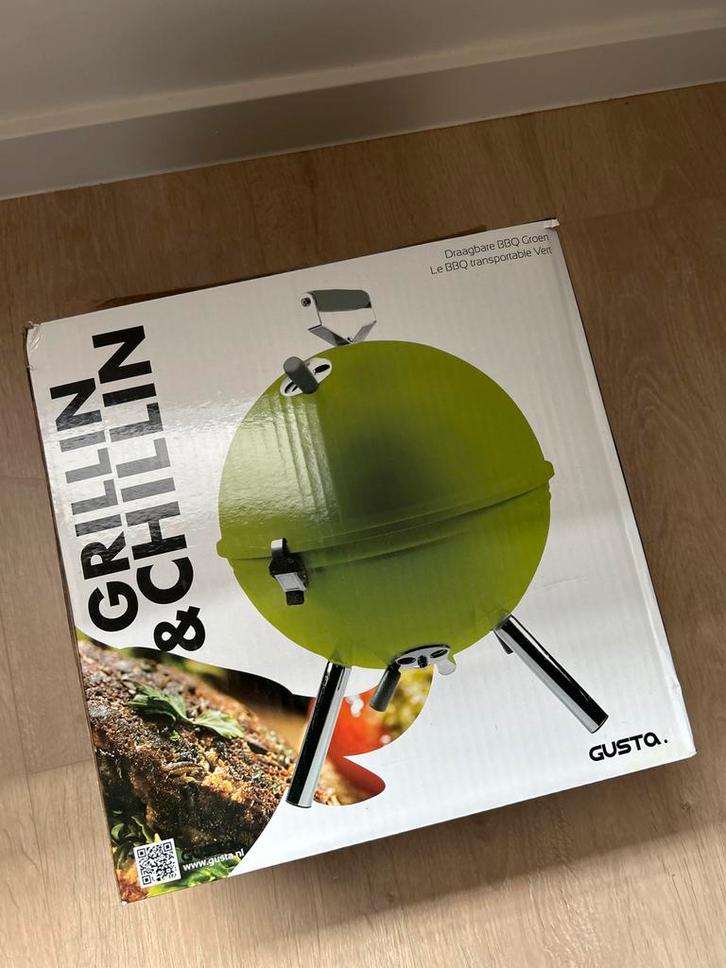 Gusta Draagbare BBQ Groen - Nieuw in doos, Tuin en Terras, Houtskoolbarbecues, Nieuw, Ophalen of Verzenden