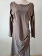 MOQ jurk maat 42 kleur taupe travelstof, Kleding | Dames, Overige kleuren, Verzenden, Maat 42/44 (L), Moq