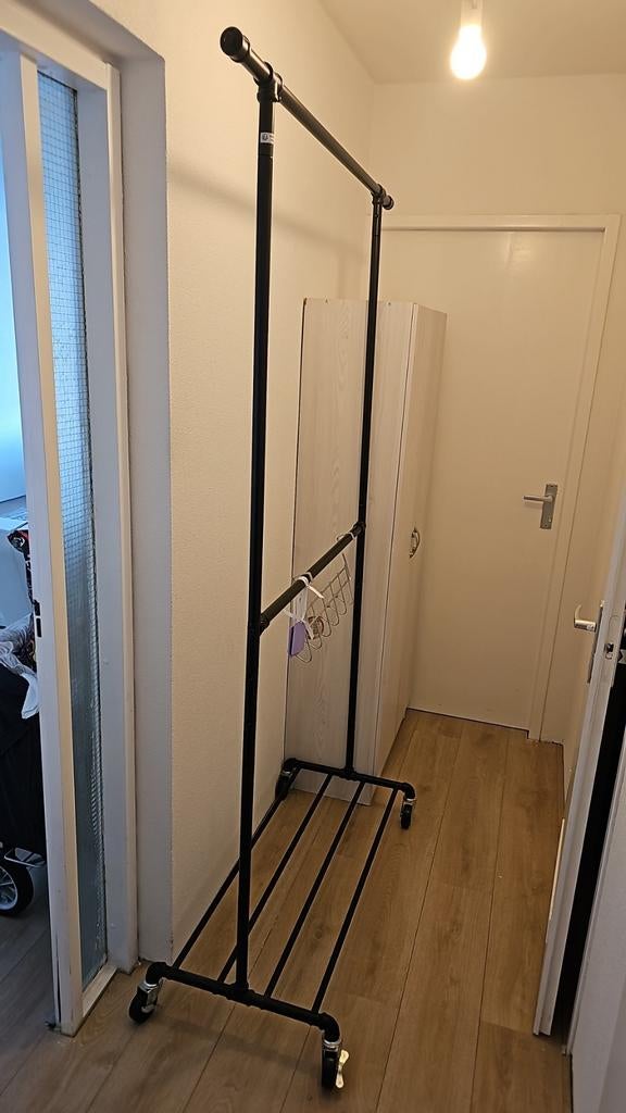 Kledingrek en kledingkast met planken, Kleding | Dames, Kledingrekken, Ophalen