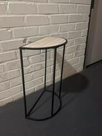 Stijlvolle Bijzettafel met Halfrond Blad en Metalen Frame, Minder dan 55 cm, Metaal of Aluminium, Ophalen of Verzenden, Zo goed als nieuw