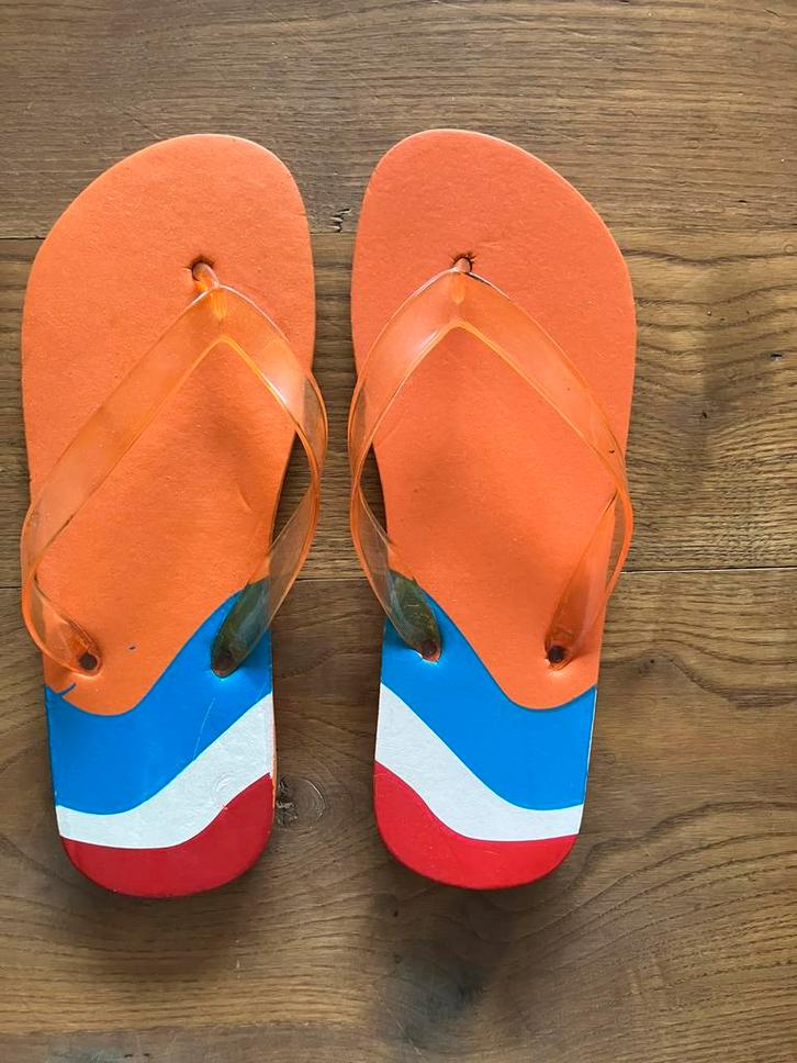 Oranje teenslipper. M/V Maat 38 en 42.Slippers. Nieuw!, Kleding | Dames, Schoenen, Nieuw, Slippers, Oranje, Ophalen