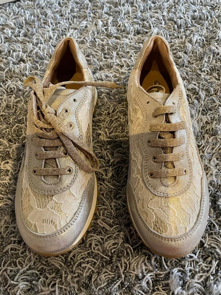 Twinset goud met beige kant sneakers maat 33, Meisje, Schoenen, Ophalen of Verzenden, Zo goed als nieuw