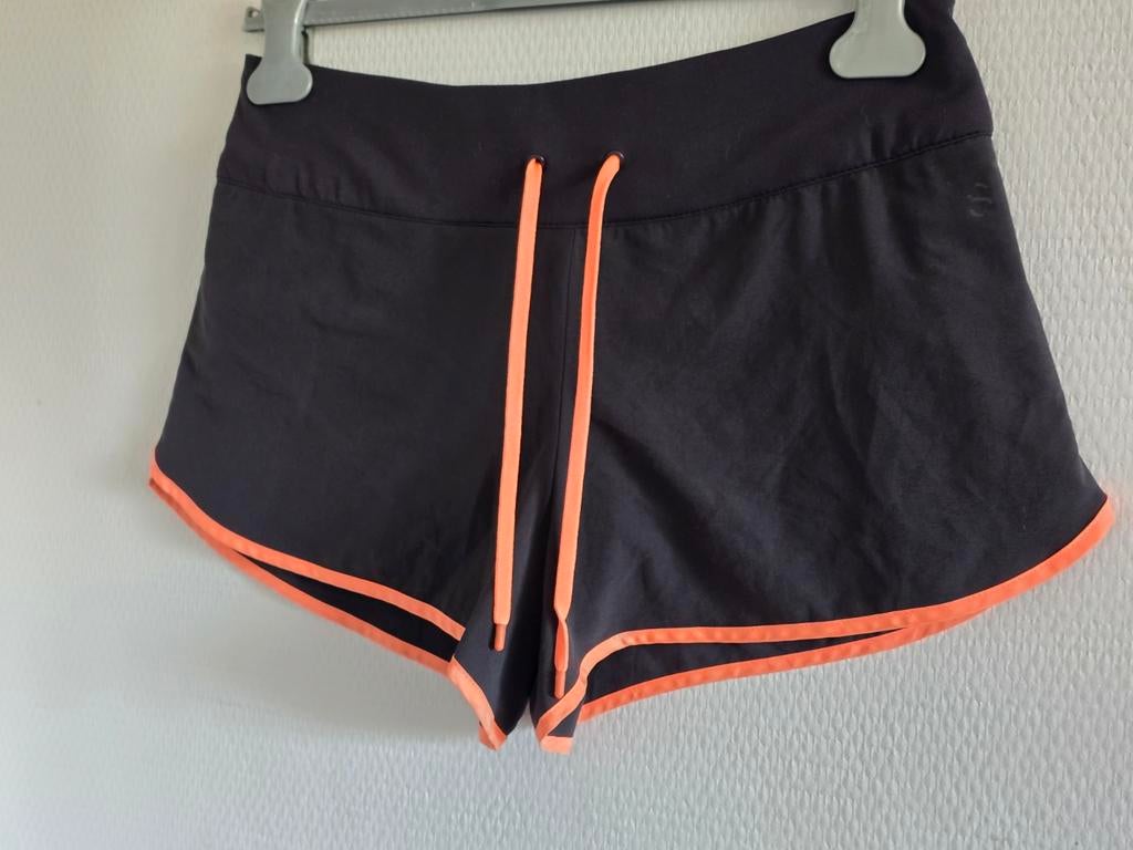 H&M Sport dames sport broekje zwart met oranje maat 38, Kleding | Dames, Sportkleding, Maat 38/40 (M), H&M, Zwart, Ophalen of Verzenden