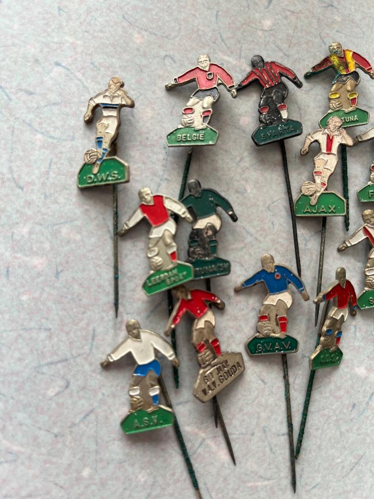voetbalspeldjes 14 stuks oud, Verzamelen, Speldjes, Pins en Buttons, Ophalen of Verzenden, Gebruikt, Sport, Speldje of Pin