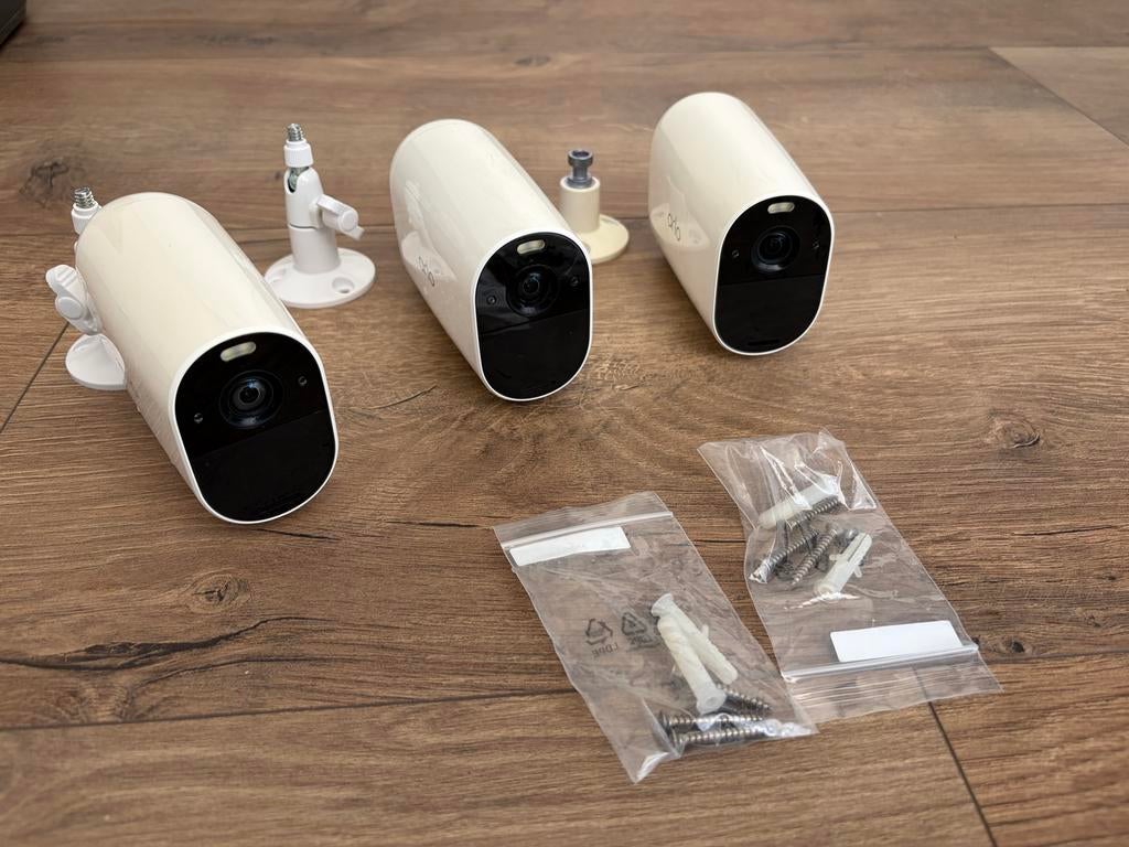 3 Arlo camera's met beugels, Ophalen, Zo goed als nieuw, Buitencamera