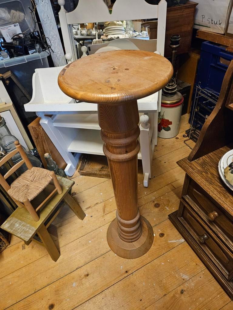 Hoge oude plantenstandaard., Ophalen