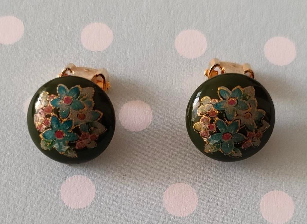 Chique groene cloisonne oorclips met gekleurde bloemetjes., Ophalen of Verzenden, Zo goed als nieuw, Groen