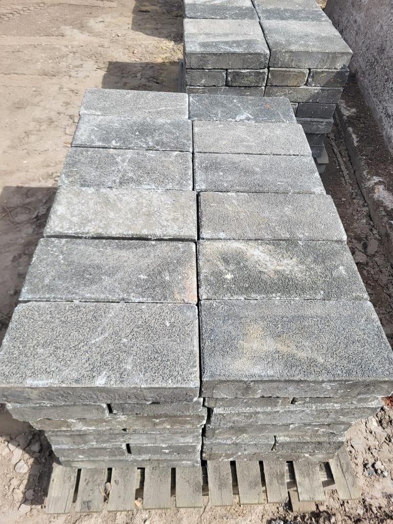600m2 gebruikte betontegels 40x20x8cm zwart, Tuin en Terras, Tegels en Klinkers, Ophalen, Gebruikt, 10 m² of meer, Beton
