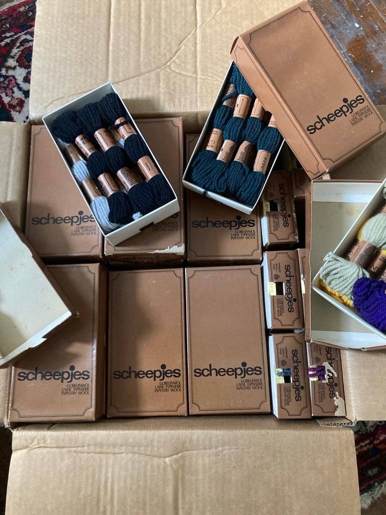 100 Doosjes Scheepjes Borduurwol voor Stramien - Diverse Kle, Hobby en Vrije tijd, Borduren en Borduurmachines, Ophalen of Verzenden