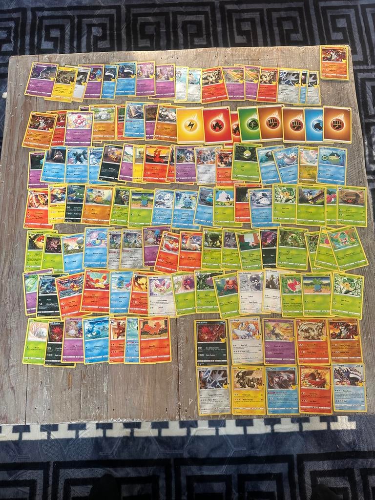 Pokémon 25 jaar box 100+ kaarten incl. hits, Ophalen of Verzenden, Zo goed als nieuw, Boosterbox, Foil