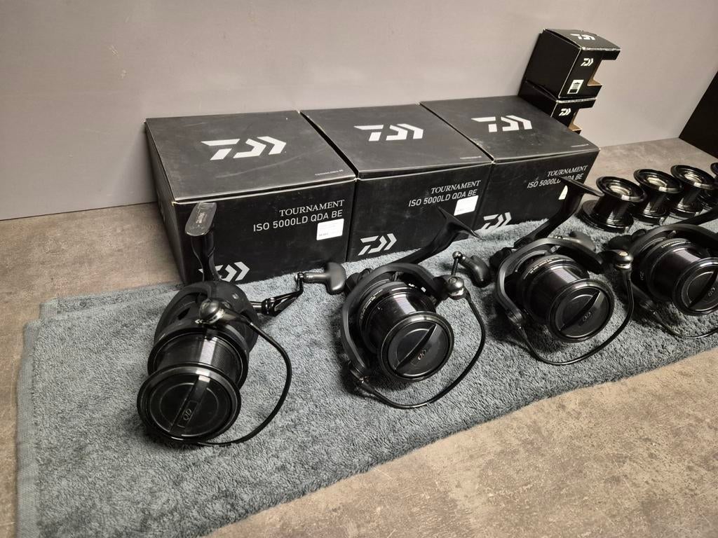 4 DAIWA TOURNAMENT ISO 5000LD QDA BLACK EDITION, Watersport en Boten, Hengelsport | Karpervissen, Ophalen, Zo goed als nieuw, Molen