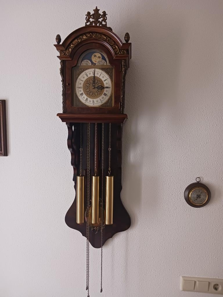 Antieke hangklok met slinger en gewichten, Ophalen