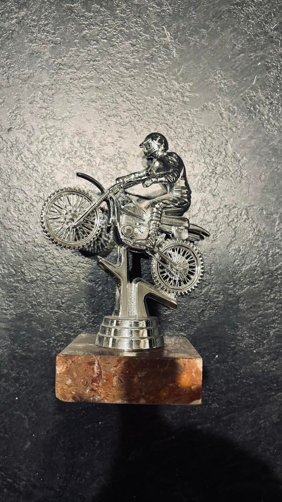 3 kleine trofeeën en 2 grote bekers Motorcross, Verzamelen, Ophalen of Verzenden, Gebruikt, Overige sporten, Overige typen