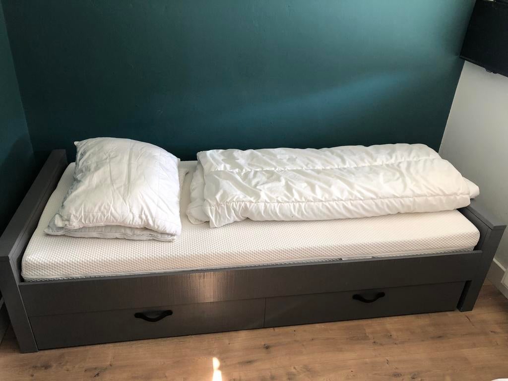 Woood 1 pers bed Dennis grijs 200 bij 90, Ophalen, 85 tot 100 cm, Zo goed als nieuw, Matras