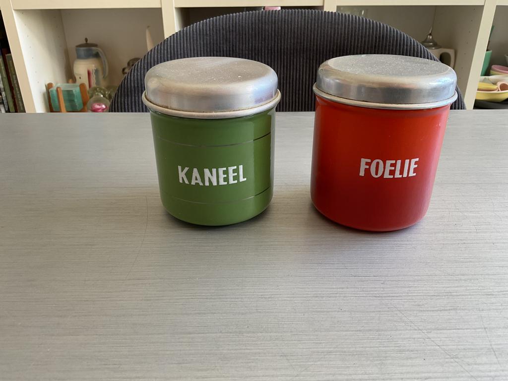 2x emaille voorraadbusje Kaneel & Foelie ; H 9,5 cm, Antiek en Kunst, Ophalen of Verzenden