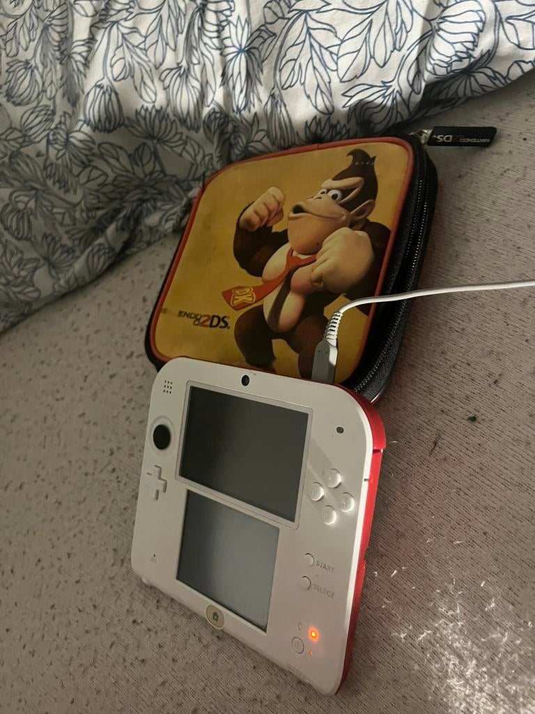 2DS modded + HOES EN OPLADER + 10 game cards, Spelcomputers en Games, Ophalen, Zo goed als nieuw, Zwart, 2DS