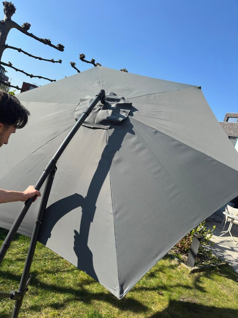 Grijze zweefparasol van Intratuin, Ophalen, Gebruikt, Kantelbaar, 2 tot 3 meter