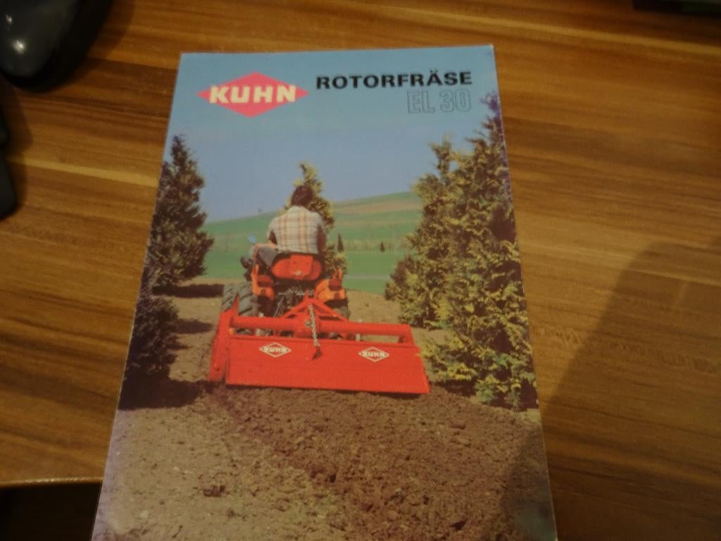 12 Oudere kuhn landbouwmachines folders, Ophalen of Verzenden, Zo goed als nieuw, Folder