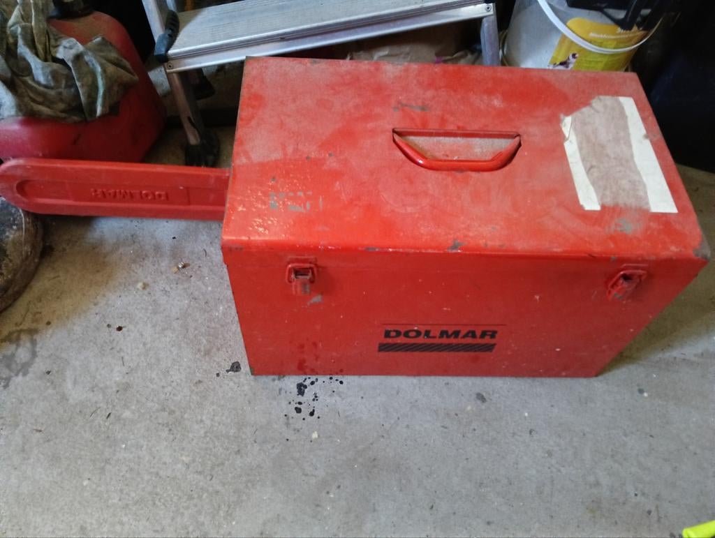 Dolmar kettingzaag in metalen kist met toebehoren, Tuin en Terras, Handzagen, Gebruikt, Boomzaag, Ophalen of Verzenden
