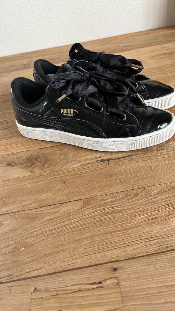Puma basket dames sneakers zwart lak 40 valt kleiner, Zwart, Ophalen of Verzenden, Sneakers of Gympen, Gedragen
