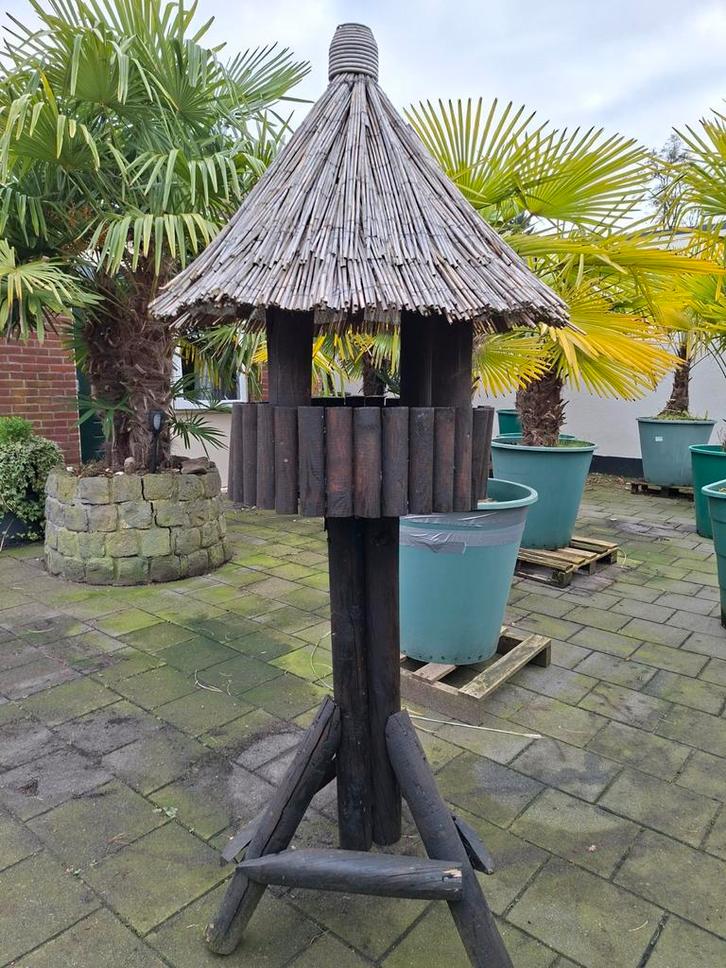 Groot en stevig vogelvoederhuisje met rieten dak, Tuin en Terras, Vogelhuisjes en Vogelbaden, Verzenden