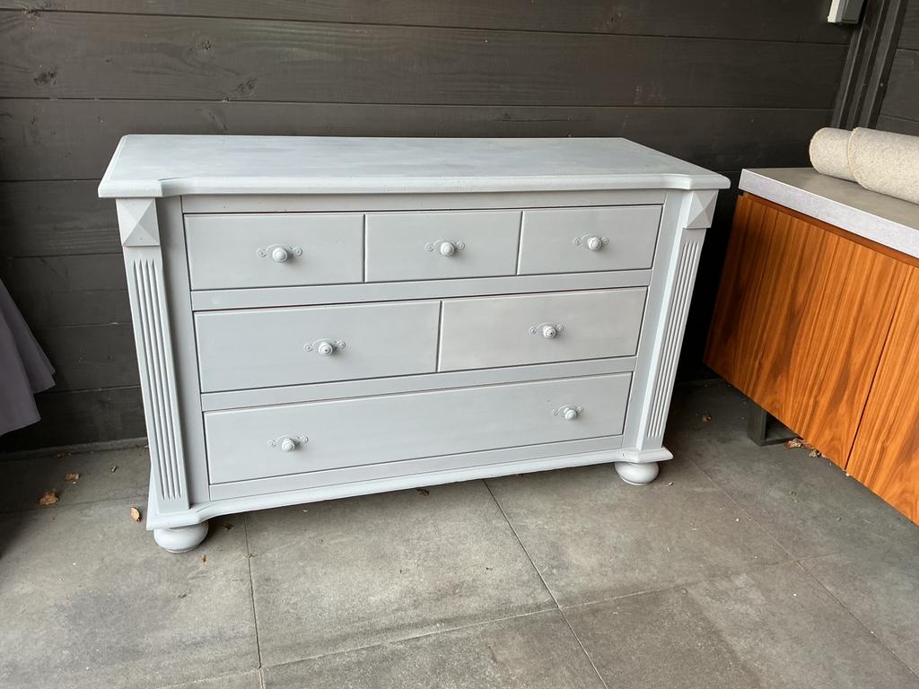 Licht grijze BROCANTE grenen ladenkast/commode, Ophalen