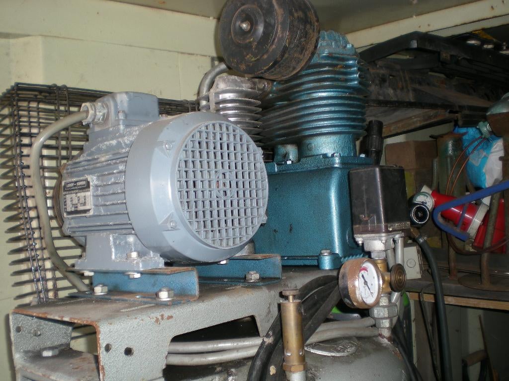 Staande compressor. 380V, Doe-het-zelf en Verbouw, Compressors, Gebruikt, Ophalen of Verzenden, 200 tot 400 liter/min, 10 bar of meer