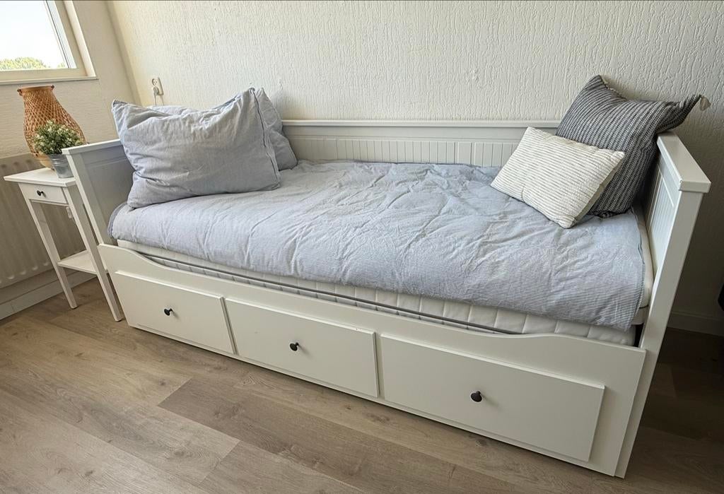 Ikea Hemnes bedbank met 3 lades en 2 matrassen, Ophalen, Gebruikt, Wit, Tweepersoons