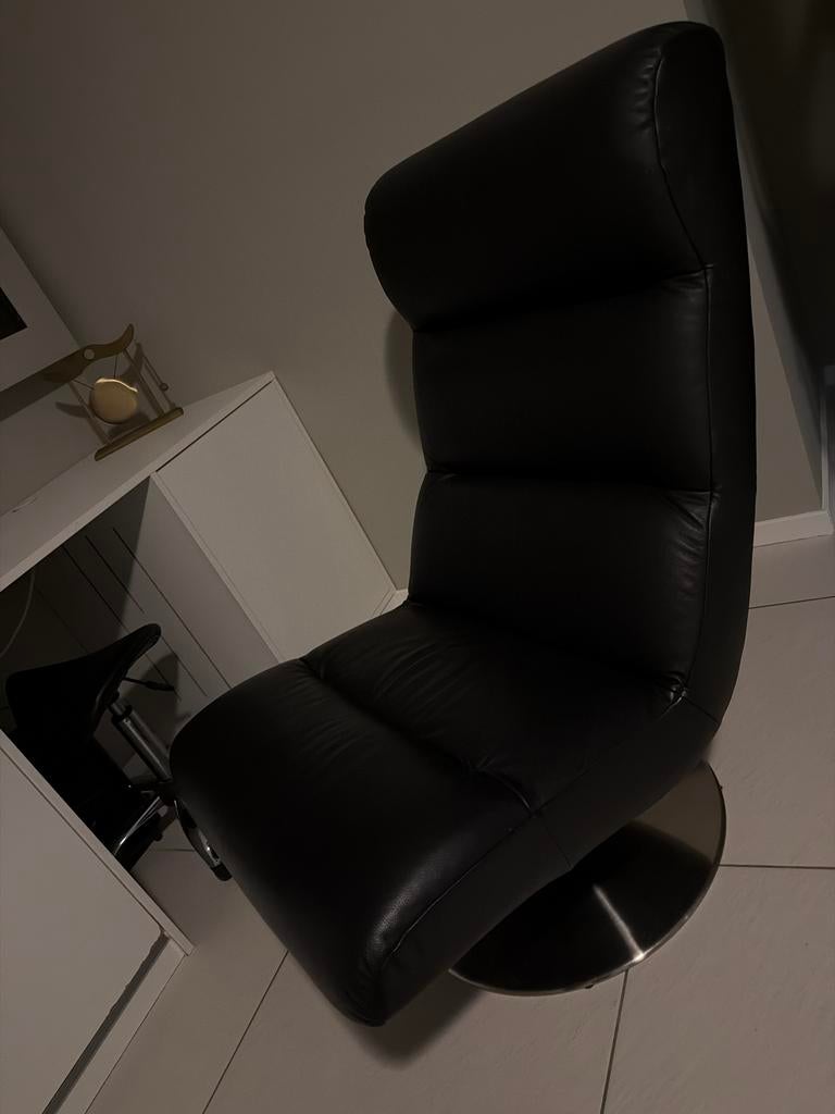 Zwarte fauteuil met metalen voet, Huis en Inrichting, Fauteuils, Ophalen, Gebruikt, 50 tot 75 cm, Leer