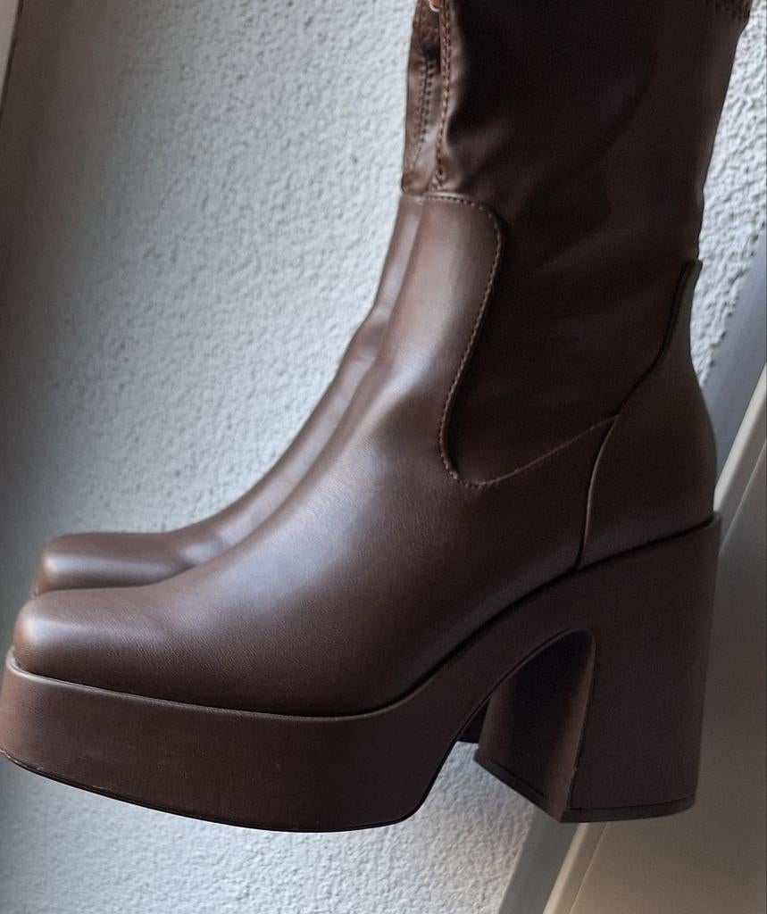 Plateau chocolade kleur bruine laarzen mt 39, Kleding | Dames, Schoenen, Ophalen of Verzenden, Nieuw