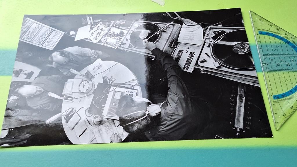 Historische persfoto: Radio Vara studio Amsterdam, Verzamelen, Muziek, Artiesten en Beroemdheden, Ophalen of Verzenden, Gebruikt