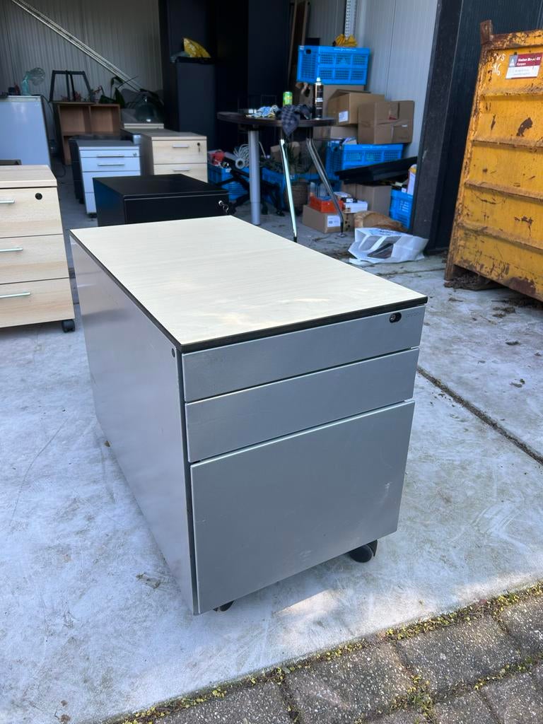 Mooi bureau kastje in prachtige staat - Ophalen in Kampen, Ophalen, Met lades, Zo goed als nieuw, Grijs